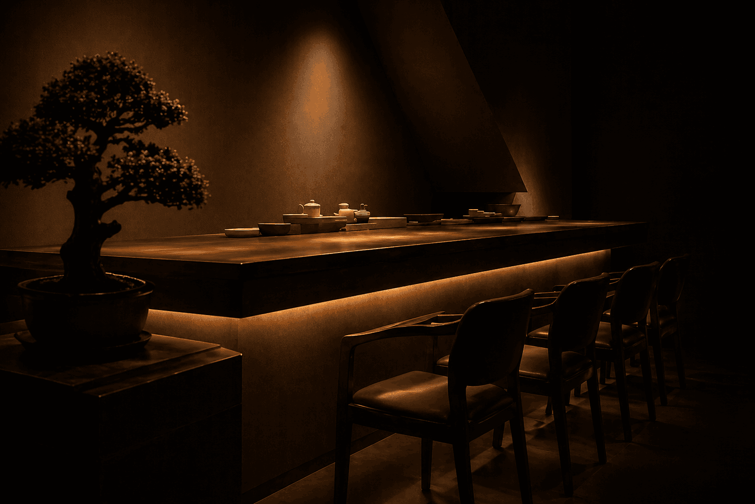 Interior del restaurante Asahi en Santa Marta — iluminación cálida y bonsái